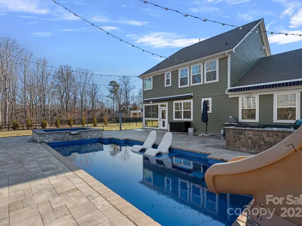 15725 Queens Trail Dr, Davidson, NC 28036