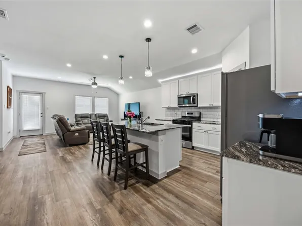 1029 Great Barracuda Ln, Alvin, TX 77511