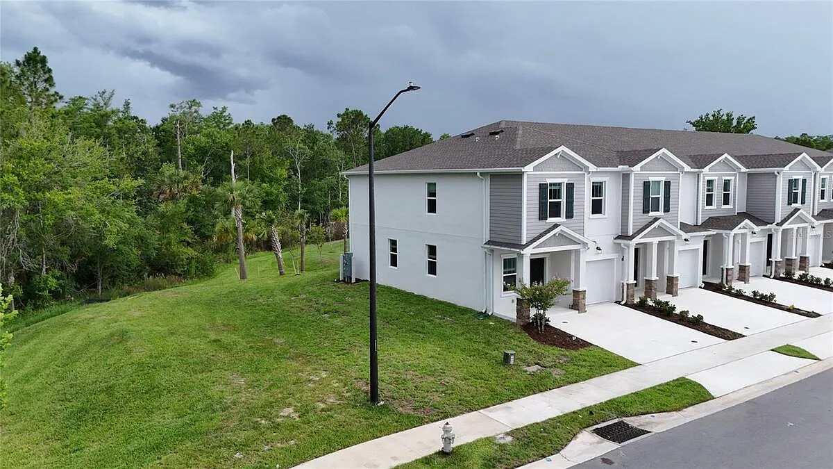 3 bed, 2.5 bath, 1873 sqft, $2,000 — Photo 2