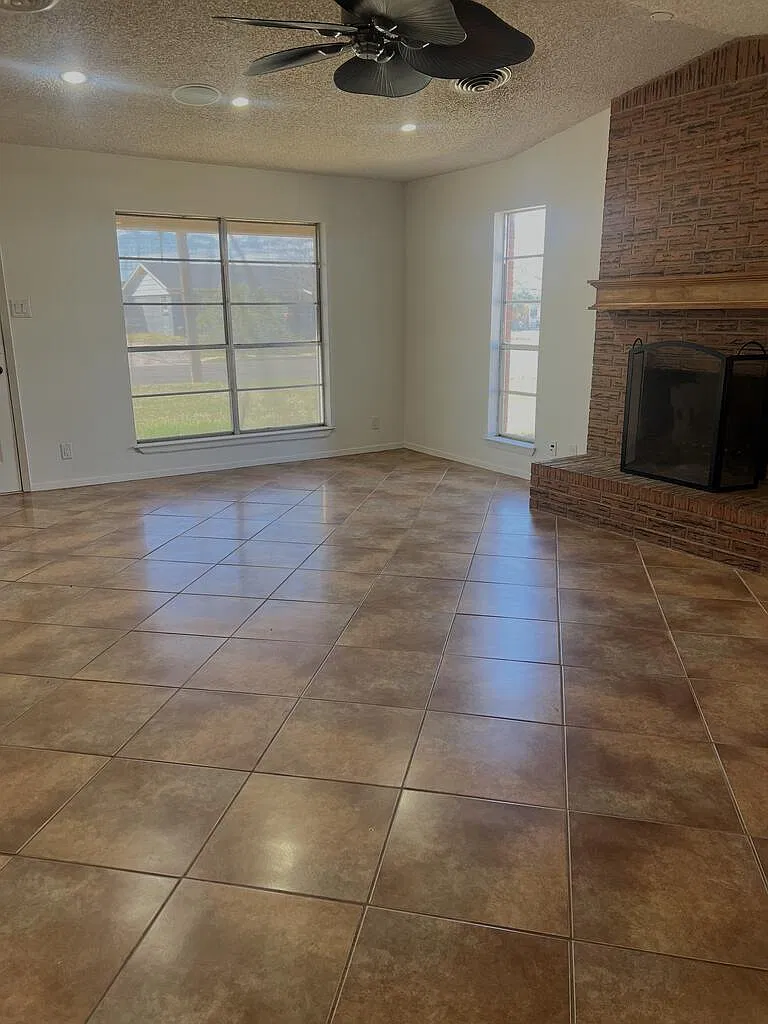 3 bed, 2.0 bath, 1308 sqft, $2,200 — Photo 4