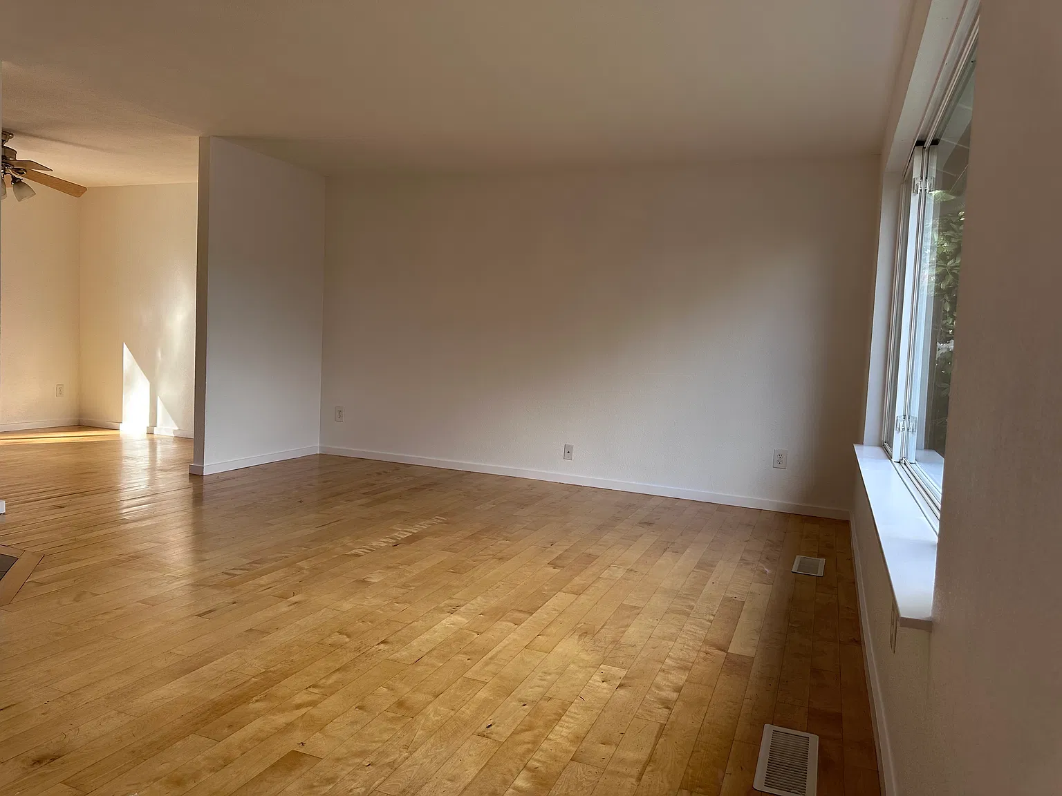 4 bed, 2.5 bath, 1950 sqft, $4,275 — Photo 2