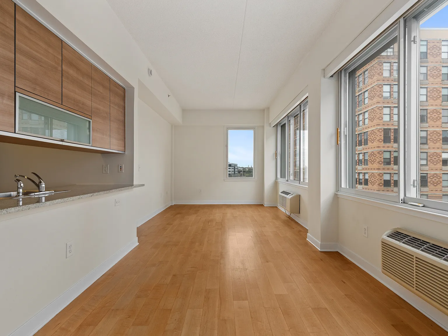 2 bed, 976 sqft, $4,340 — Photo 1