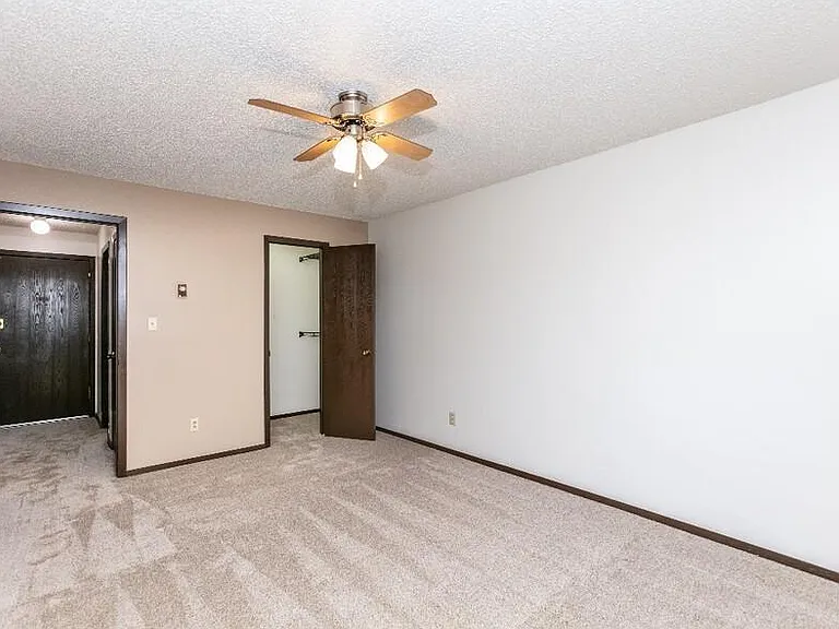 Foxhill Apartments — Photo 38