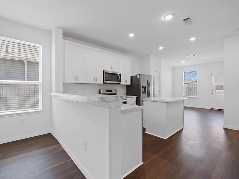 25849 Hedgerow Dr — Photo 5