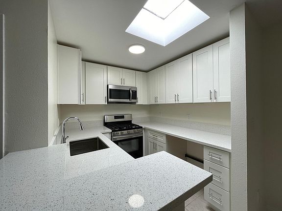 4th image of 2638 S Barrington Ave APT 204