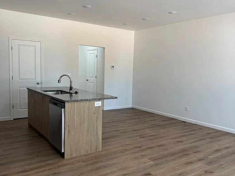 2022 N Weller Ave #B — Photo 4
