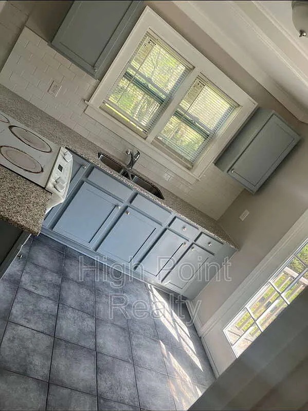 3 bed, 2.0 bath, 1022 sqft, $1,400 — Photo 2