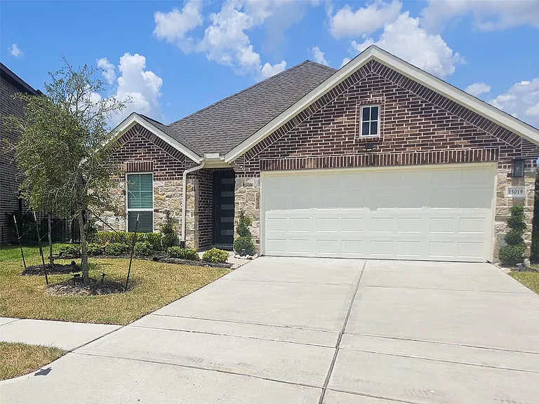 15019 Crown Manor Dr — Photo 2