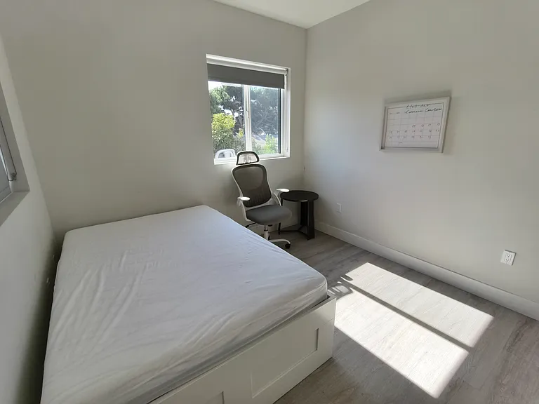 1410 W 37th Pl #B2 — Photo 25