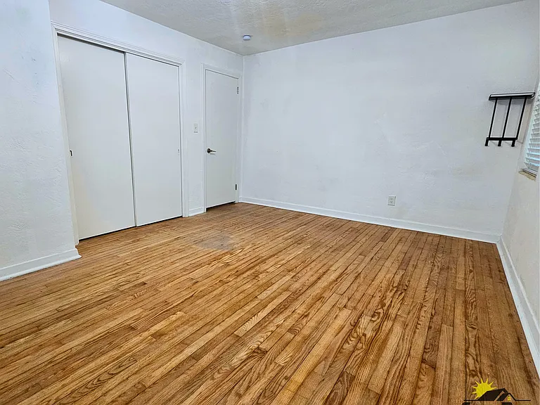475 Riverside Dr — Photo 22