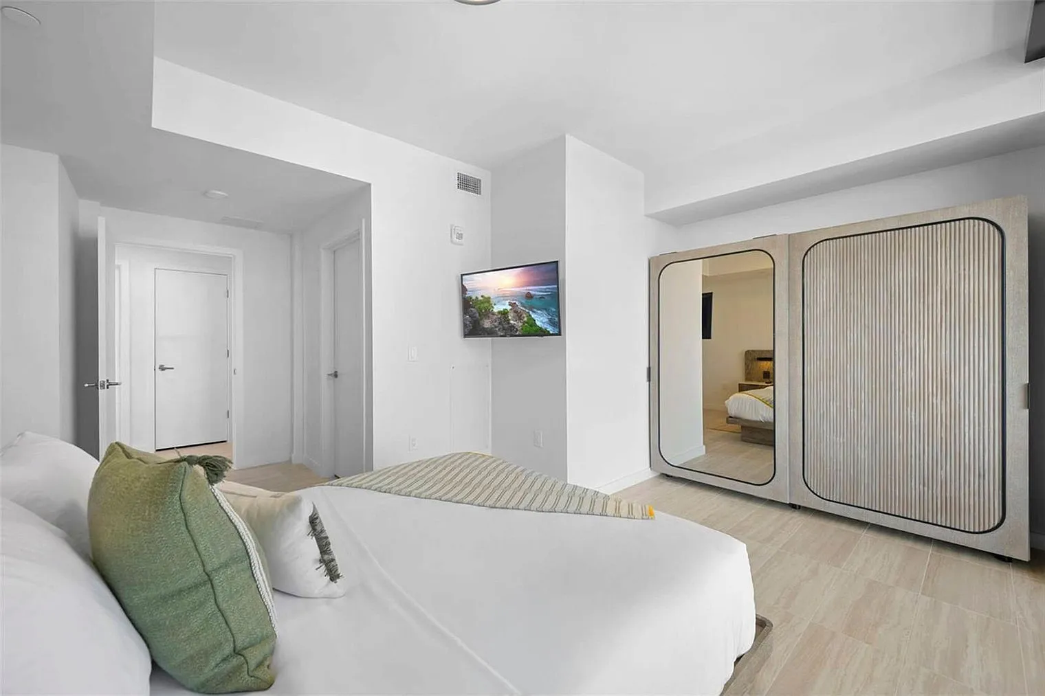 2 bed, 2.0 bath, 990 sqft, $7,165 — Photo 4