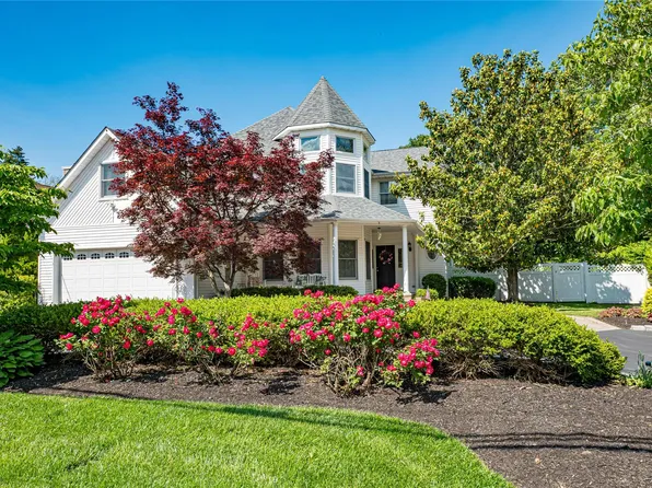 11 Aron Street, Smithtown, NY 11787