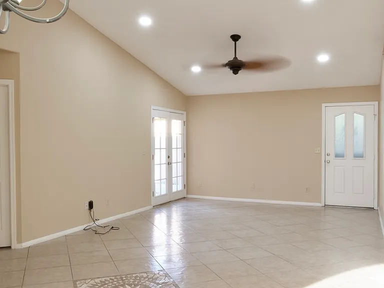 7568 W Kerry Ln — Photo 6