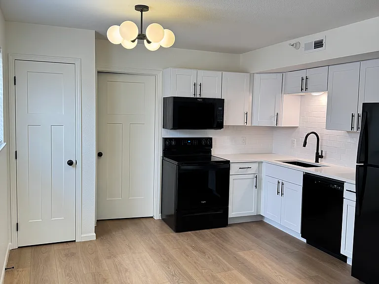 5504 Valley View Dr #6 — Photo 1