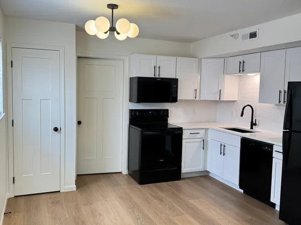 5504 Valley View Dr APT 6, Saint Joseph, MO 64503