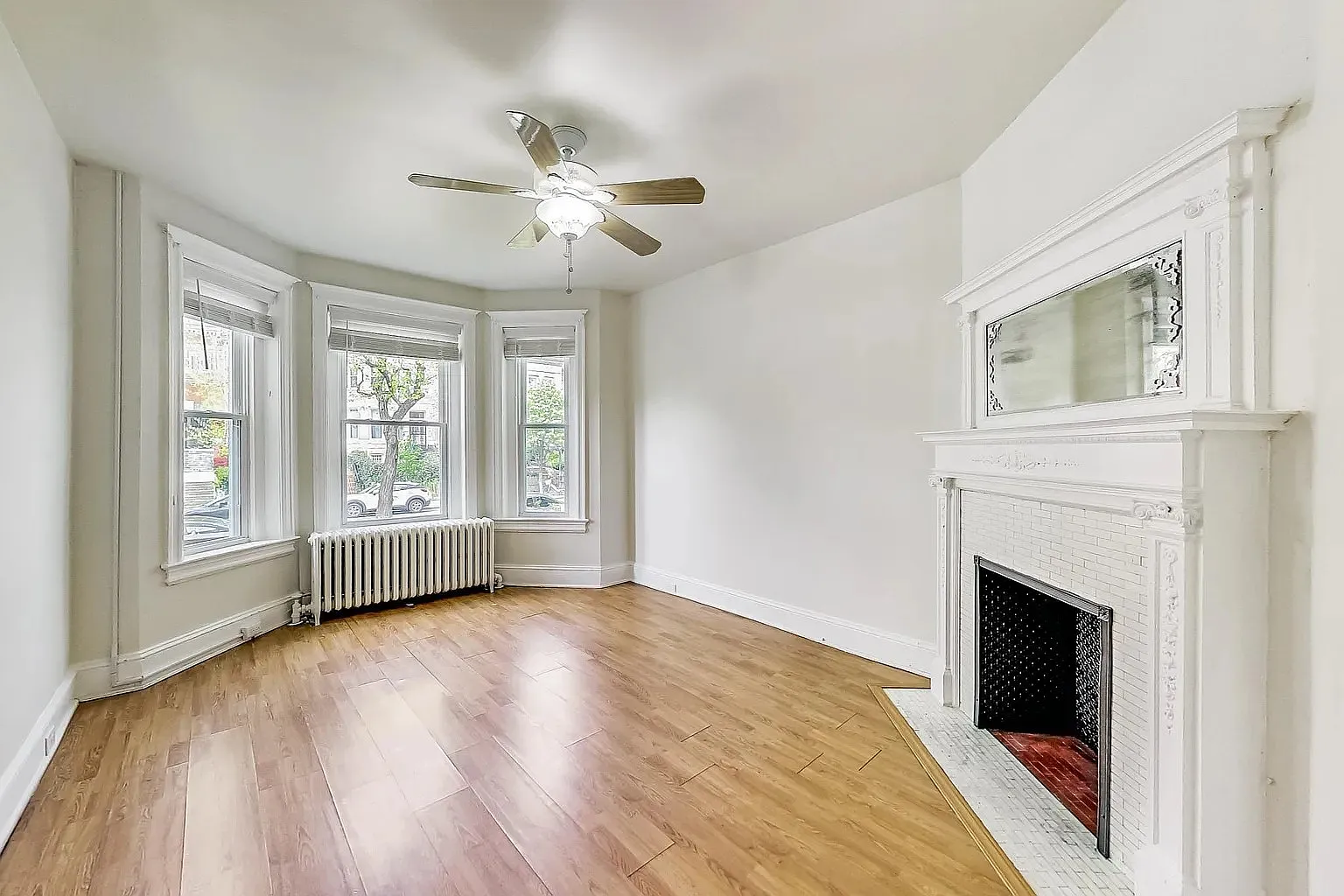 Lovely 3 bed / 1.5 bath Home Available in Washington DC! — Photo 2