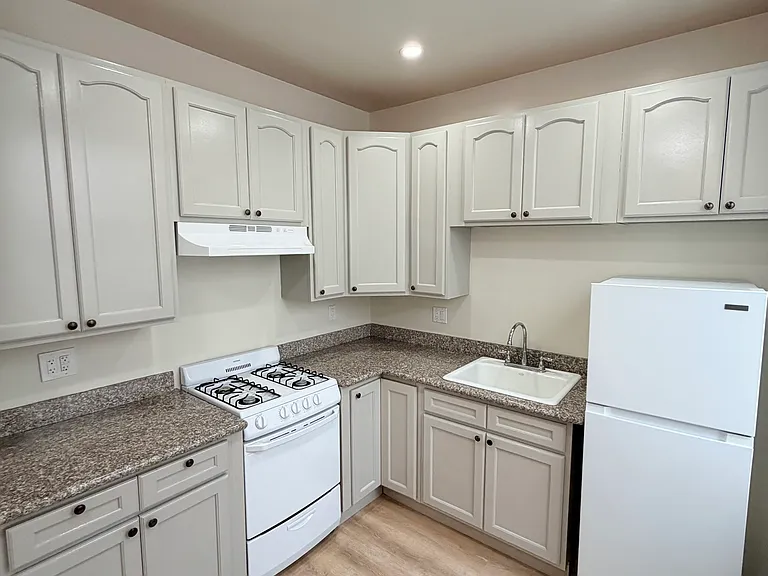 950 Bay St #6 — Photo 2
