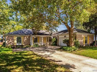 8 Old Spring Ln, Williamsville, NY 14221