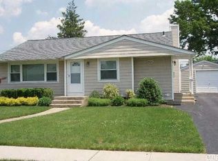26 Hunter Ln, Hicksville, NY 11801