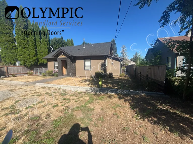 3 bedroom, 1 bath cottage in the Eastside of Olympia w/ Fenced Yard — Photo 2