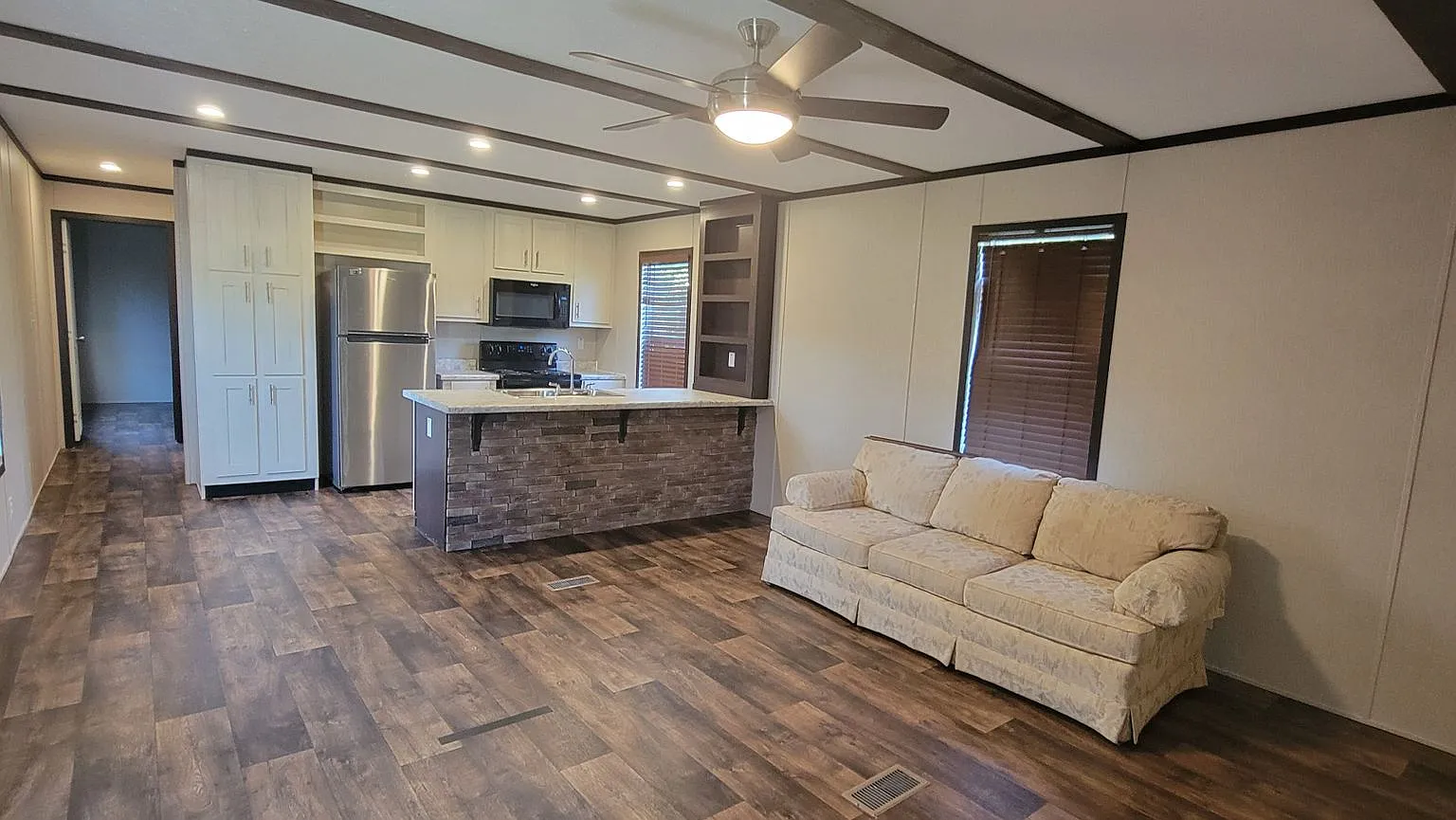 Gorgeous 3 bedroom/2 bath mobile home in Willow Oak Park, Keithville! — Photo 4