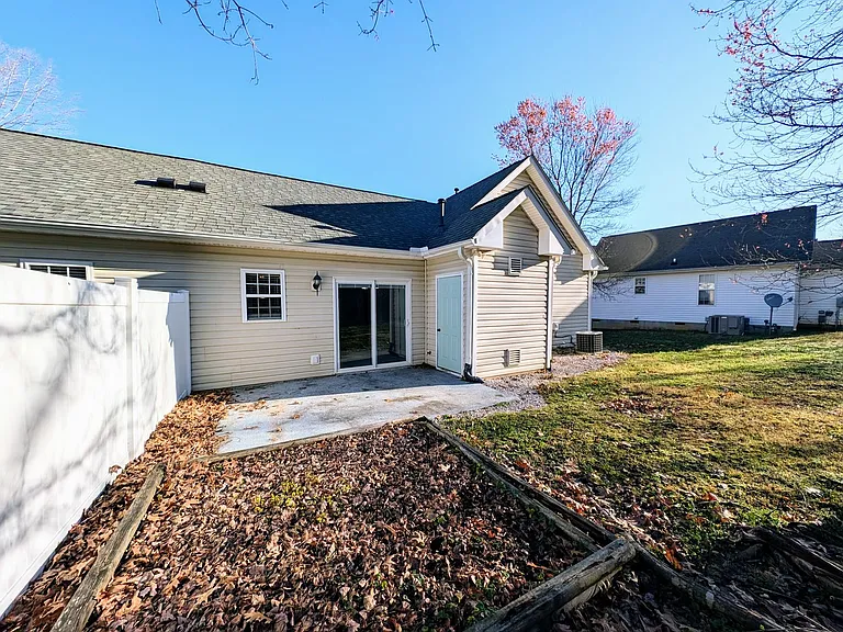 102 Cottage Ct — Photo 17