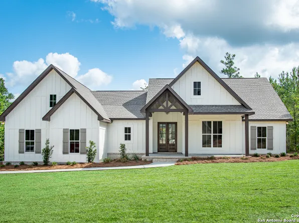 107 CR 2638, Devine, TX 78016