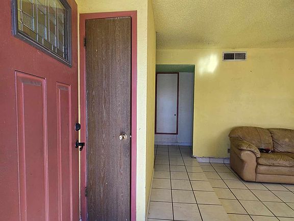 4th image of 947 Versailles Dr