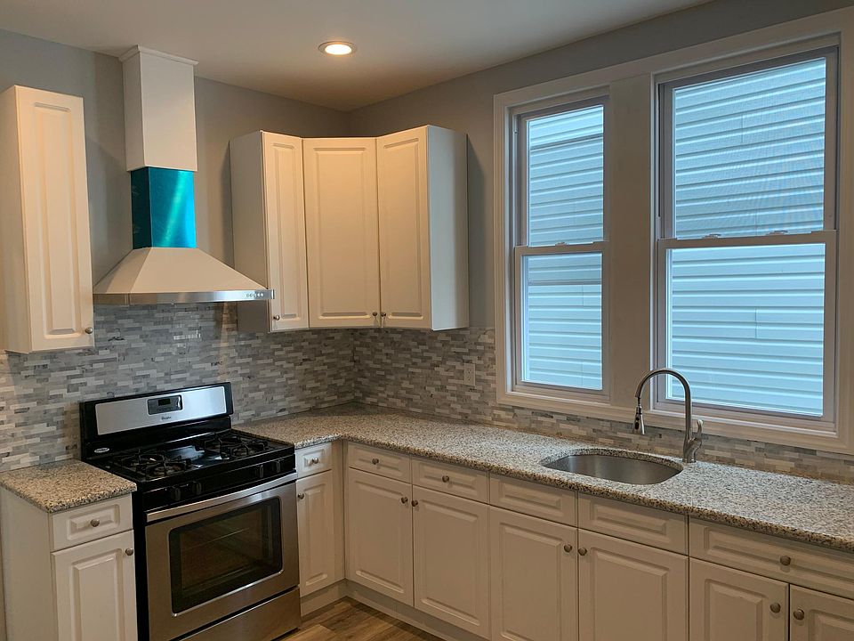 1st image of 392 Lincoln Ave Floor 1