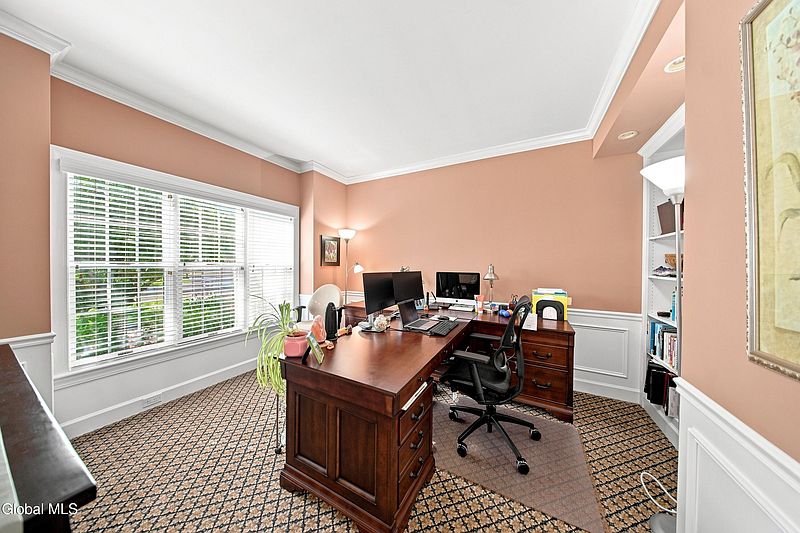 4th image of 806 Greenthorne Boulevard
