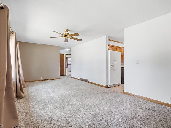 5th image of 501 Dennis Dr