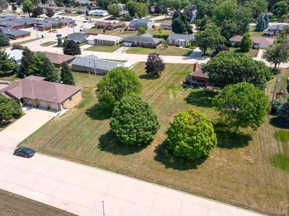 4 5th St SW, Dyersville, IA 52040