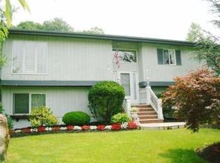 633 Saddle River Rd, Airmont, NY 10952