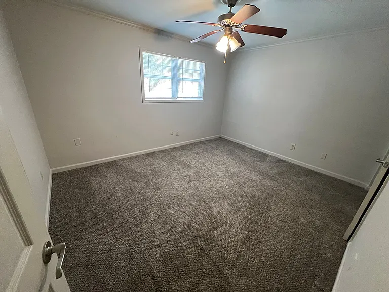 902 Park Ln — Photo 4