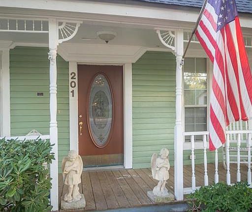 4th image of 201 E Pecan St