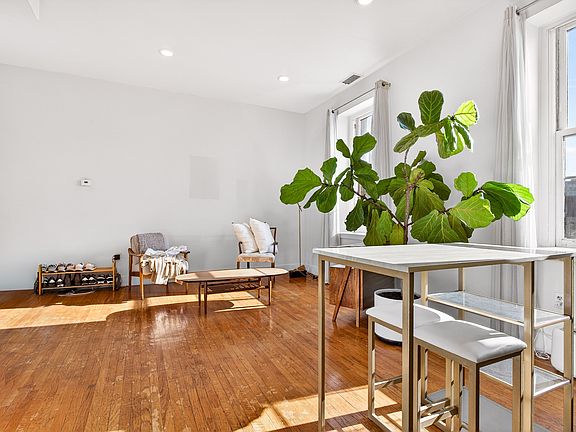 5th image of 2215 Green St APT C1