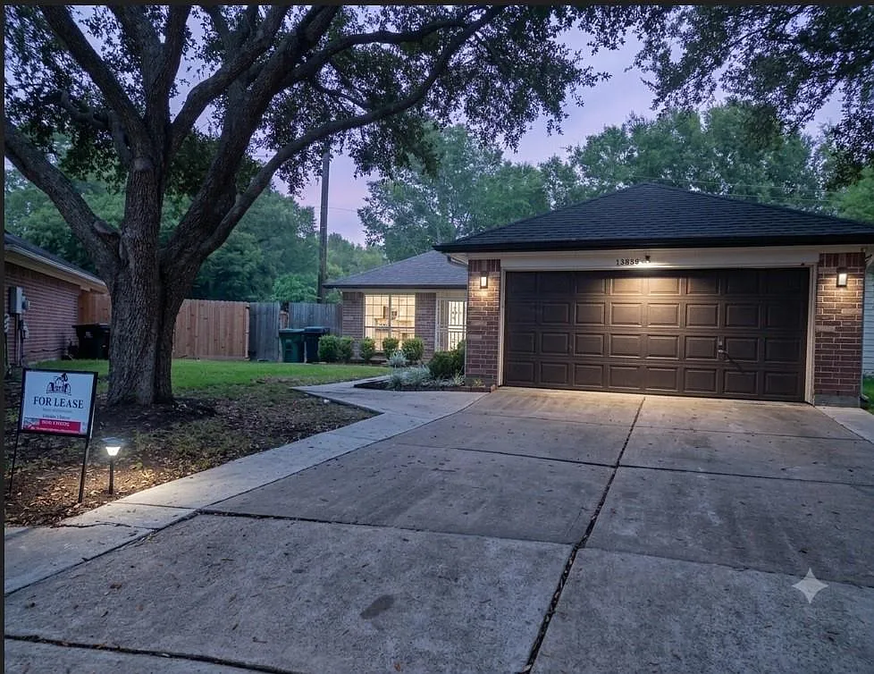 3 bed, 2.0 bath, 1383 sqft, $1,900 — Photo 2