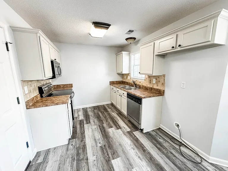 1645 Sawmill Creek Ln — Photo 4