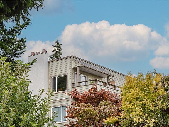 2nd image of 2250 Manor Pl #306