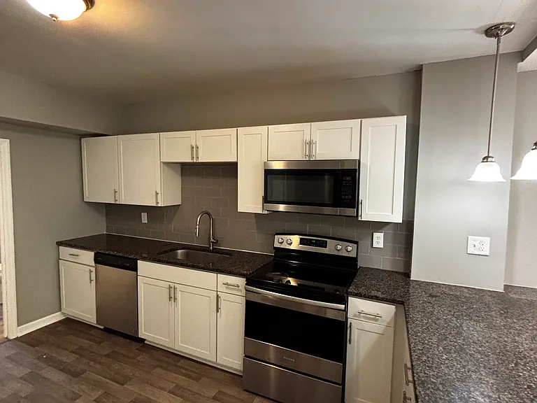 27 N Lake Ave #2 — Photo 2