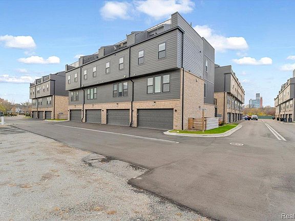 3rd image of 1061 Hampton Cir