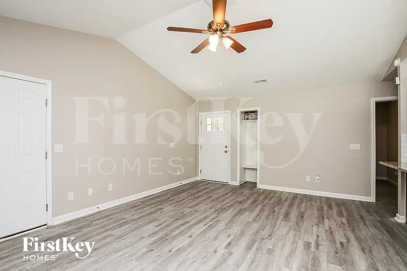 3 bed, 2.0 bath, 1063 sqft, $1,900 — Photo 2