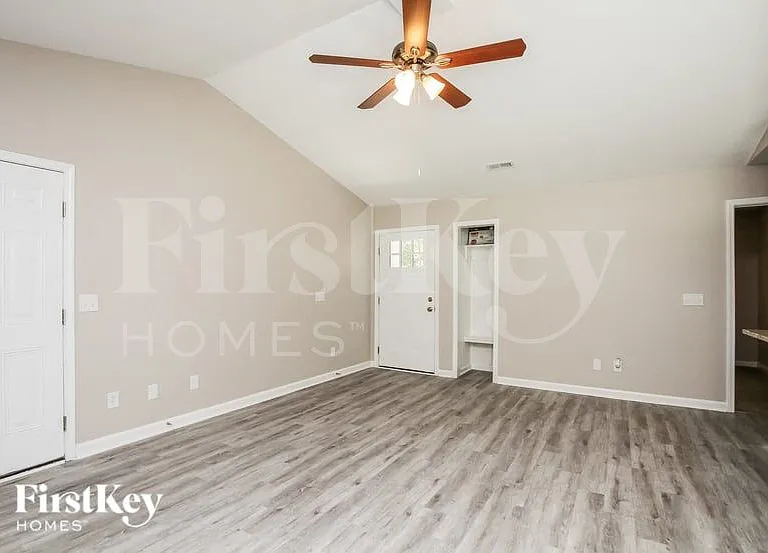 128 Lismark Dr — Photo 2