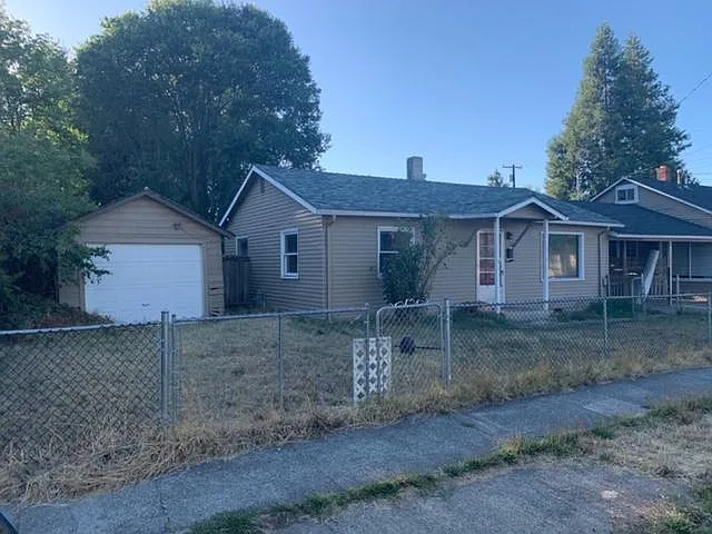 910 S Peach St photo 1