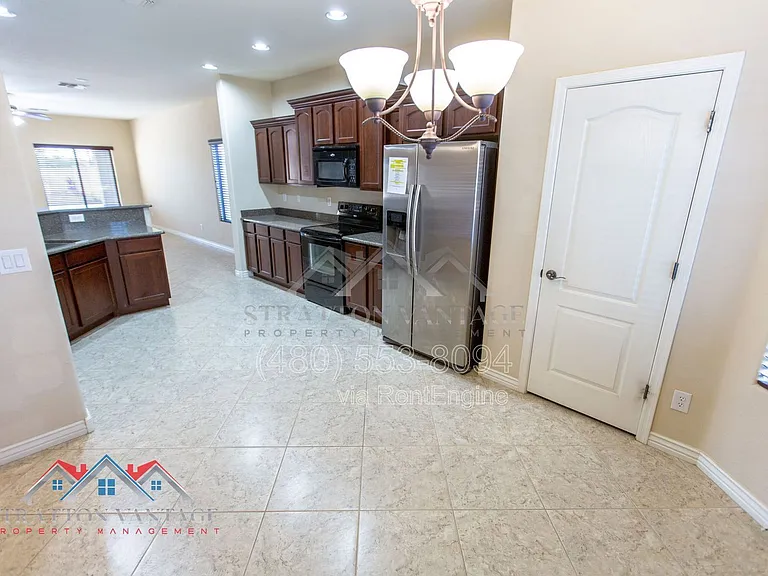 11751 W Daley Ln — Photo 16