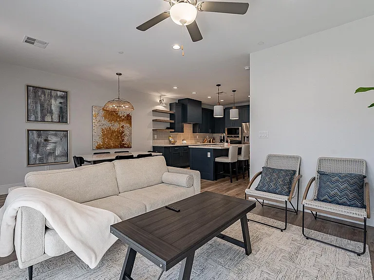 165 E Hearne Way — Photo 3