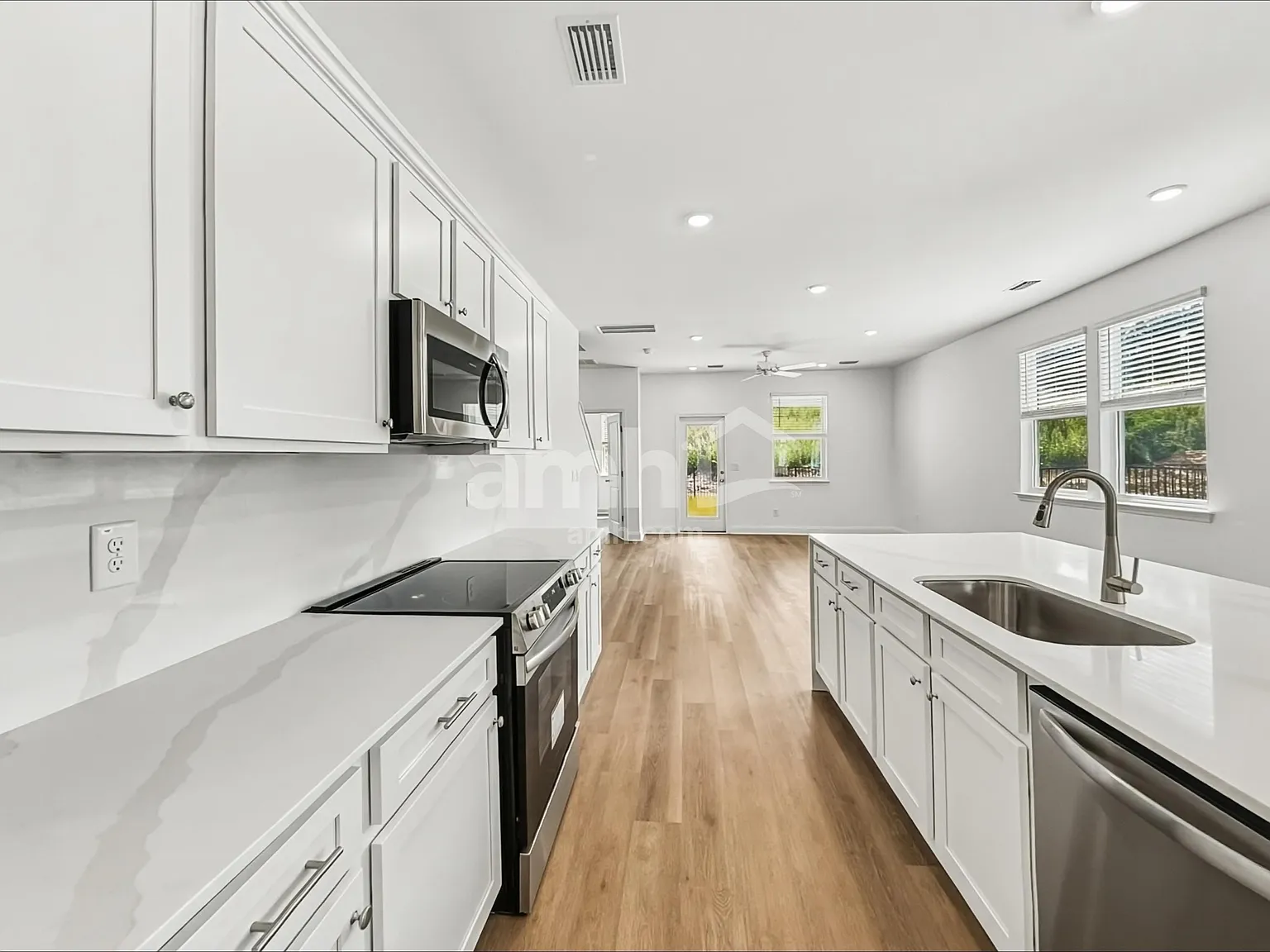 3 bed, 2.5 bath, 1800 sqft, $2,580 — Photo 3