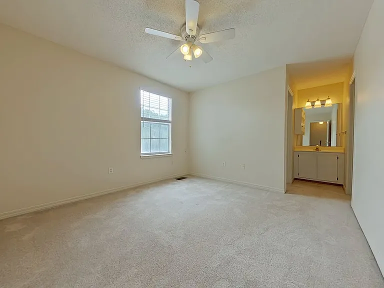 715 Lloyd St — Photo 11