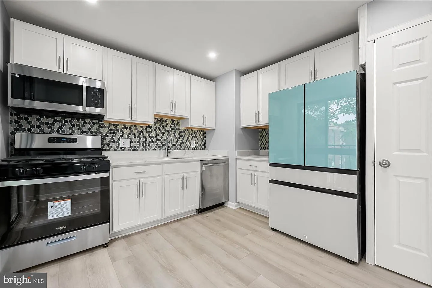 3 bed, 1246 sqft, $2,400 — Photo 2