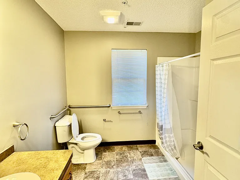 8121 N Main St — Photo 10